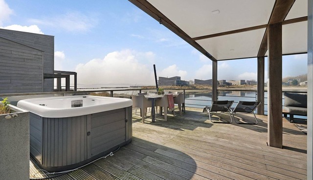 The terraces of a 4-person Villa Super VIP are located directly by the water, with access to a private swimming pier, jacuzzi and Infrared sauna. in Ouddorp