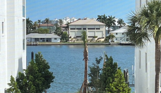 TOP FLOOR BAY VIEW, ROOFTOP POOL, STEPS TO VANDERBILT BEACH! in Naples