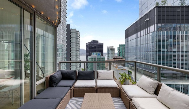 Urban Outdoor Oasis in Coal Harbour in Vancouver