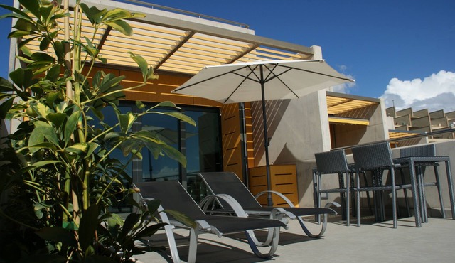 Vacation home on the beach, 2 bedrooms, 30 m² terrace. Beach 30 seconds in Granadilla de Abona