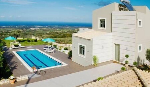 Villa Horizon: Privacy, Scenic Views & Exterior in Skouloufia
