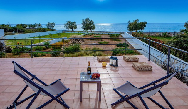 Villa Sea Sand - Sunset View Beachfront Villa Near Tavernas & Shops in CHANIA
