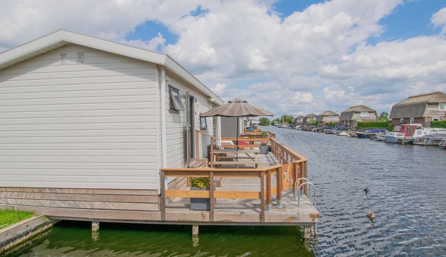 Waterfront chalet with jetty in Breukelen