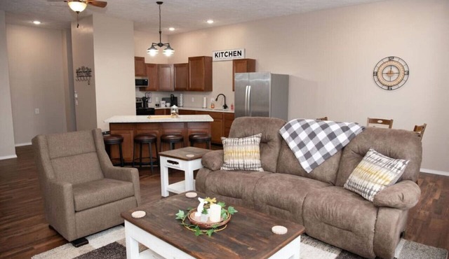 Weaver Loft: Cozy Downtown Retreat in the Heart of Mansfield - Home of Laura Ingalls Wilder! in Mansfield