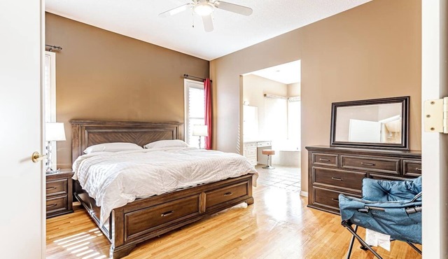 WEM A/C Luxury Bungalow Ravine Accessible in Edmonton