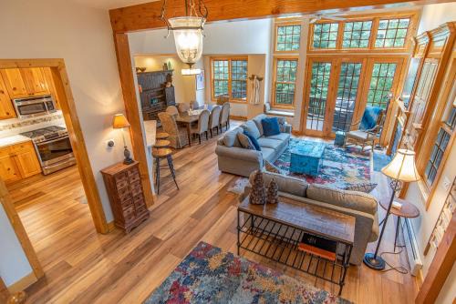 White Wolf Mountain Air Townhome: Elegant Retreat in Breckenridge
