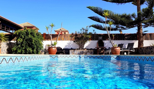 Wonderful villa with a large private heated pool and stunning views to the dunes in Corralejo