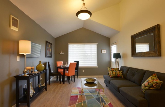 LOCATION! WALK TO DOWNTOWN AND OLD MILL - ONE BEDROOM ONE BLOCK FROM THE RIVER in Bend