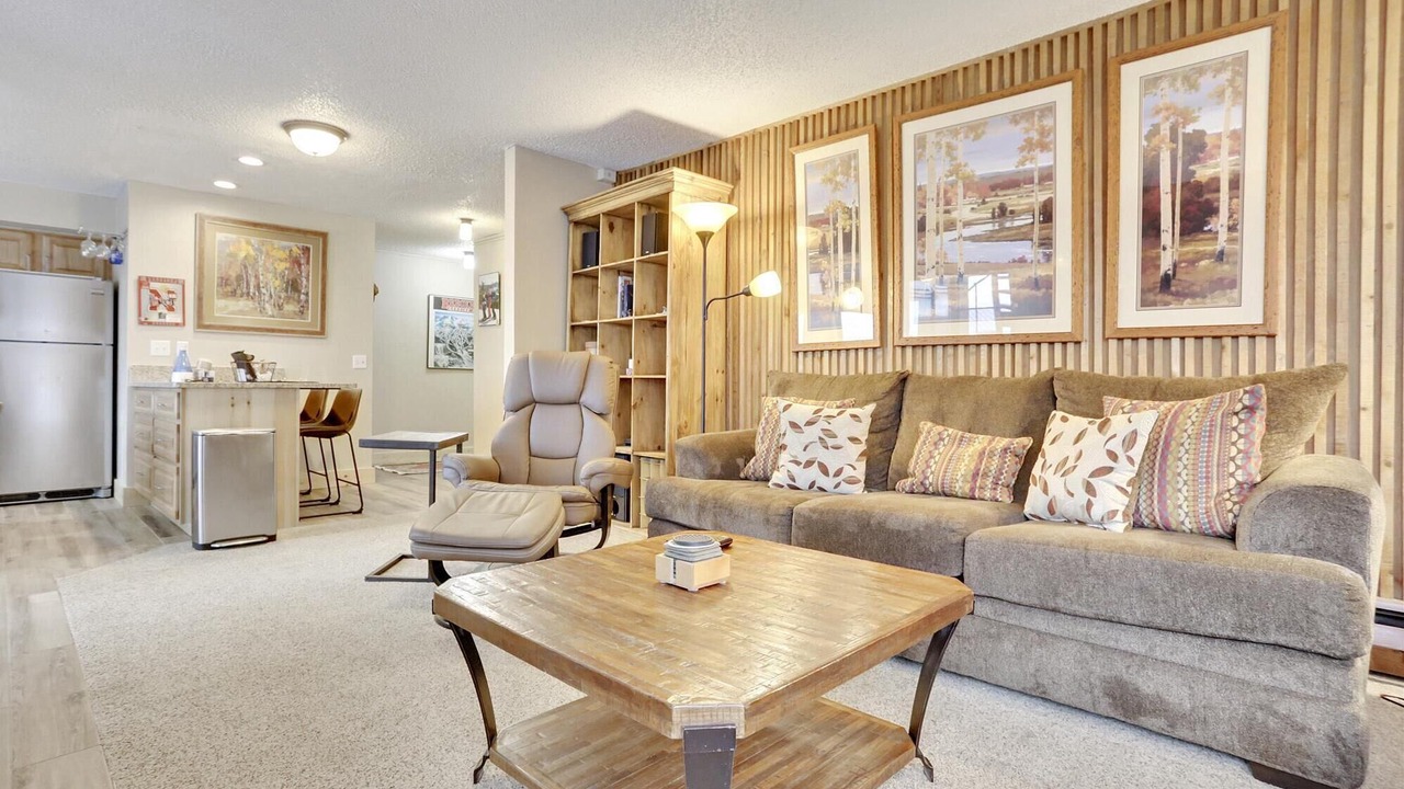 Photo of Livingroom in Peak 8