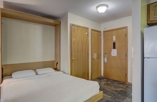Historic District Condo | 1br Cozy Winter Hideway- Walk To Apres, Shops, Fun- Sleeps 6 1 Bedroom Condo by RedAwning
