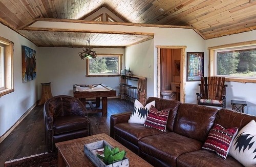 Breckenridge House | Treehouse Lodge-Featured in Thrillist Magazine and on Fox "American Dream Home"