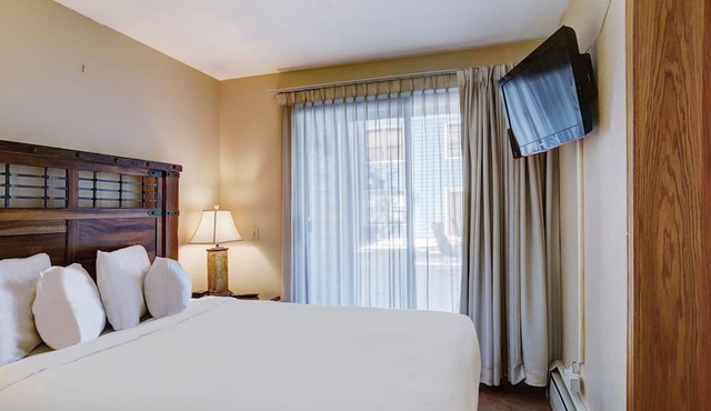 1br Cozy Winter Hideway- Walk To Apres, Shops, Fun- Sleeps 6 1 Bedroom Condo by RedAwning in Breckenridge