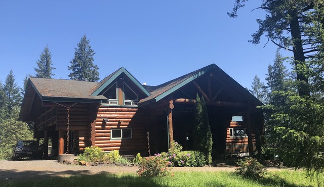 Spectacular log lodge on 5 acres of parkland 10 minutes from the city of Eugene in Eugene