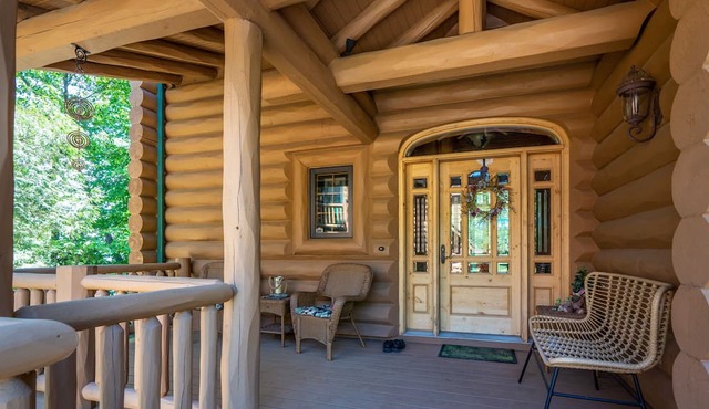 Stunning log home on Pike Lake with many amenities. Perfect for larger groups in Duluth