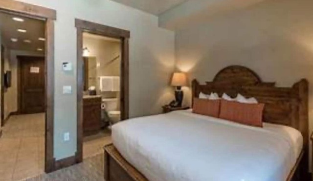 Luxury Ski In/Out Condo at Grand Lodge Peak 7- Hot Tubs, Spa, Restaurant, Pool in Breckenridge