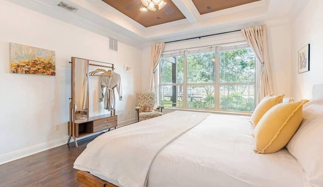 East ATX Luxury Home + Saltwater Pool + Near Downtown + on Lady Bird Lake Trail in Austin