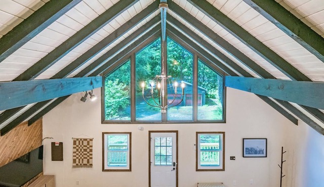 Cabin Style Rustic Getaway, with mini-splits in Northampton