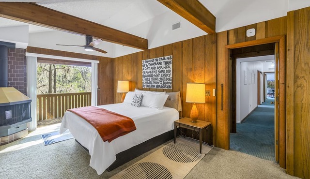 Rainbow River mid-century Estate Sleeps 20+ people and guarantees unlimited fun! in Dunnellon