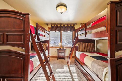Lofty Fox Villa, Magnificent Views, Hot Tub in Breckenridge