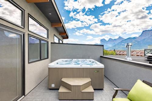 Rundleview - Impeccable Design and Private Hot Tub in Canmore